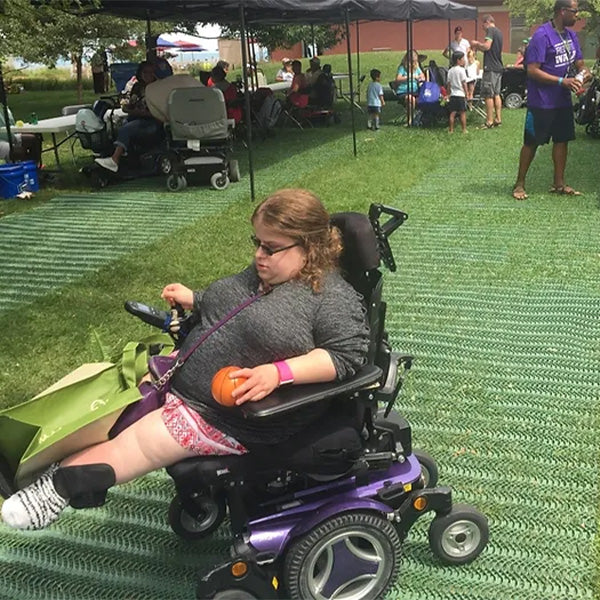 Tapis de gazon d'accessibilité pour parcs et espaces verts par Access Rec