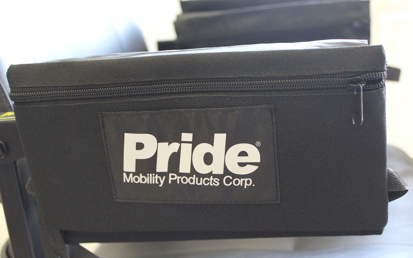 Sacoche double Pride Mobility pour scooters, fauteuils électriques et plus encore !