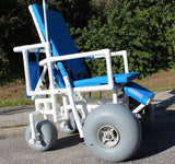 Fauteuil roulant de plage inclinable Healthline Wheeleez avec roues ballon avant et roulettes arrière pivotantes