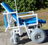 Fauteuil roulant de plage inclinable Healthline Wheeleez avec roues ballon avant et roulettes arrière pivotantes