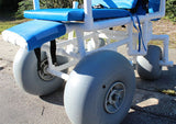 Fauteuil roulant de plage inclinable Healthline Wheeleez avec roues ballon avant et roulettes arrière pivotantes