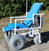 Fauteuil roulant de plage inclinable Healthline Wheeleez avec roues ballon avant et roulettes arrière pivotantes