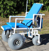 Fauteuil roulant de plage inclinable Healthline Wheeleez avec roues ballon avant et roulettes arrière pivotantes