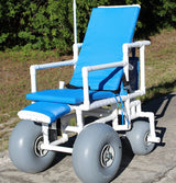 Fauteuil roulant de plage inclinable Healthline Wheeleez avec roues ballon avant et roulettes arrière pivotantes